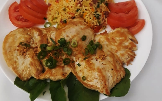 Risoto de camarão acompanhado de filé de merluza fácil