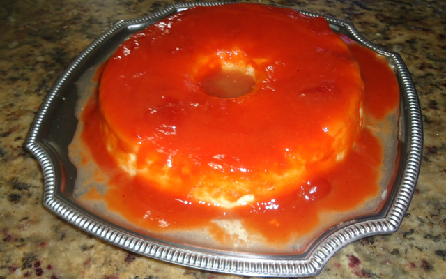 Pudim de queijo com calda de goiabada cascão