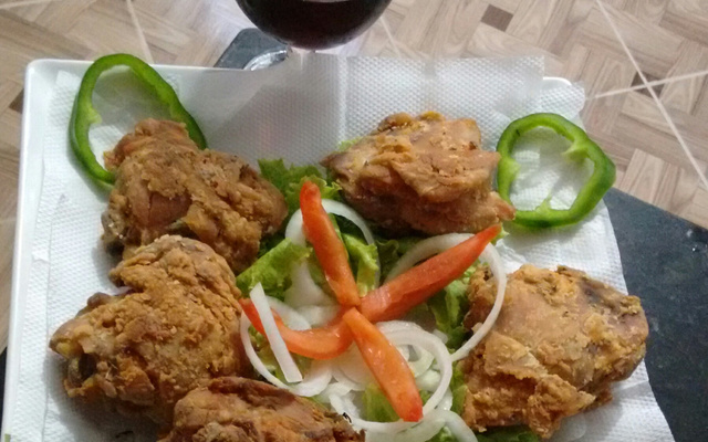 Coxa e sobrecoxa crocantes com arroz branco