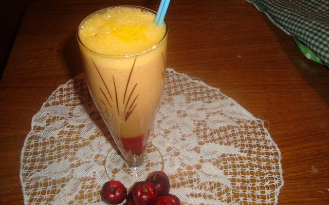 Suco de acerola e mamão natural