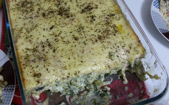 Lasanha de brócolis com creme de cebola