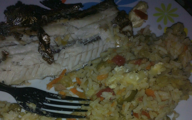 Arroz de forno com atum e legumes