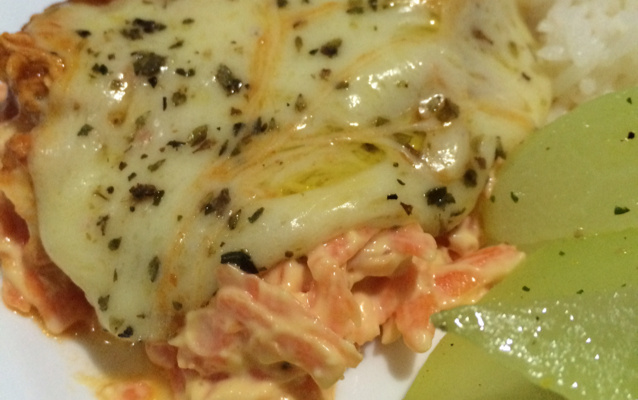 Ovo pochê com salada crocante de cenoura