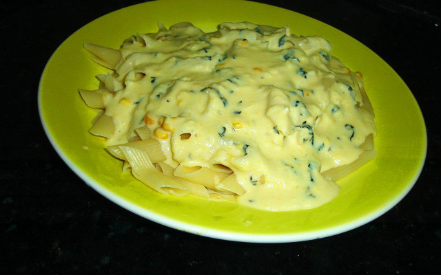 Penne ao molho de milho, parmesão e manjericão