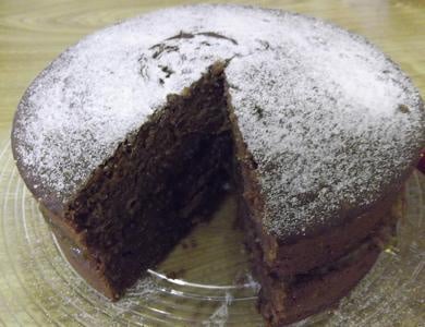 Bolo de chocolate vegan fofo e molhadinho