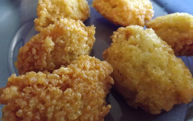 Bolinho de arroz com queijo ralado