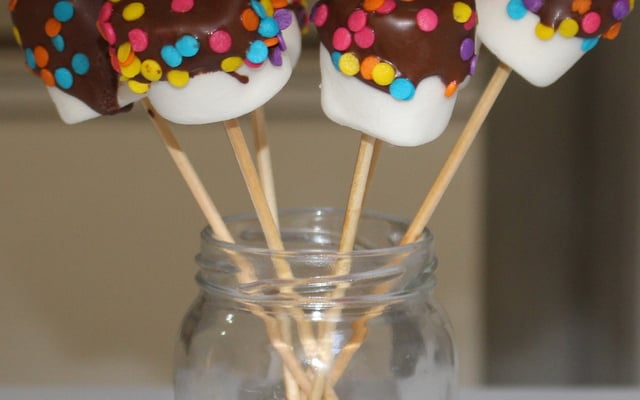 Pirulito de marshmallow com chocolate