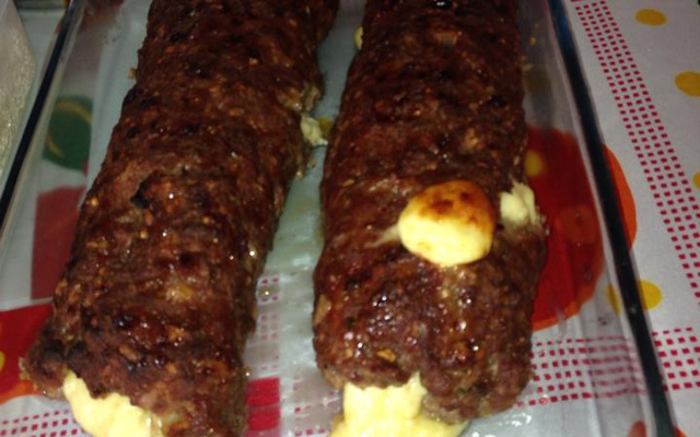 Rocambole de carne recheado com queijo coalho
