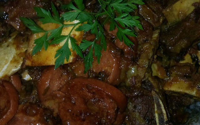 Costela de boi cozida com cebola