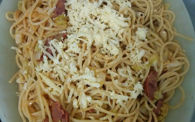 Macarrão com calabresa, bacon e repolho