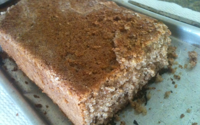 Bolo saudável com nozes e mel