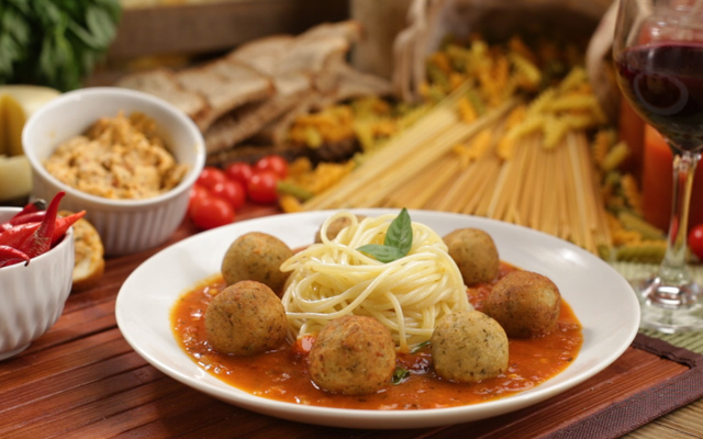 Almôndegas de frango recheadas com queijo