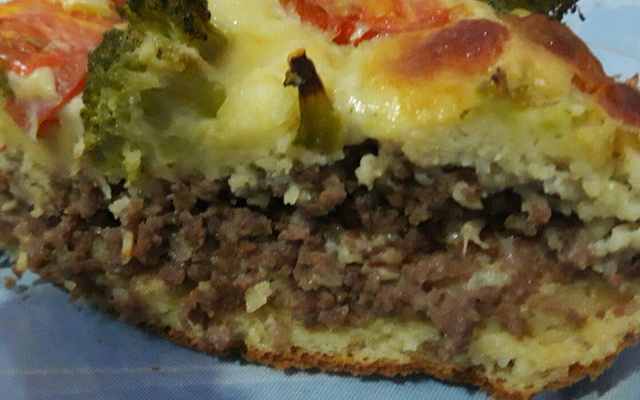 Torta de brócolis com carne