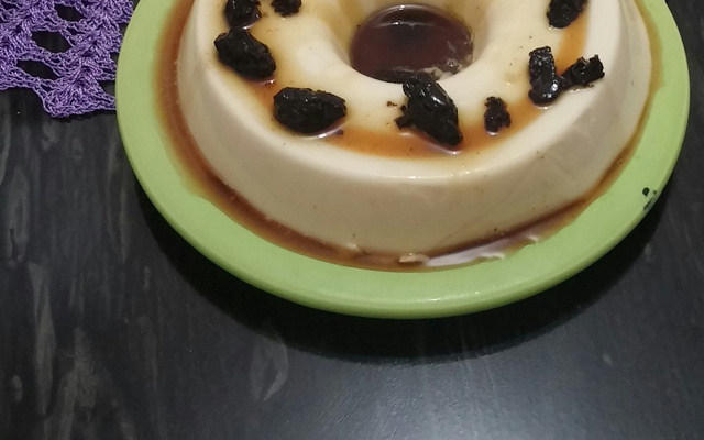 Manjar maravilhoso com ameixa e merengue