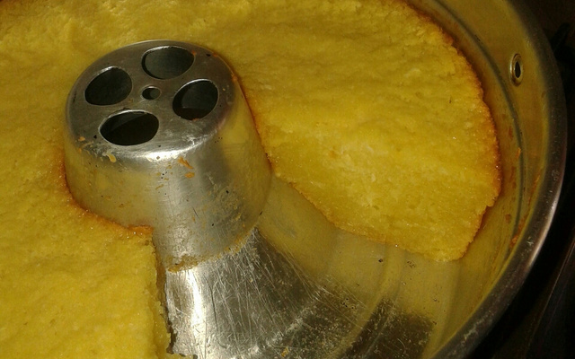 Bolo de mandioca crua ralada