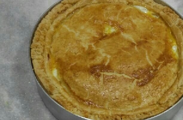 Torta de carne seca com banana da terra