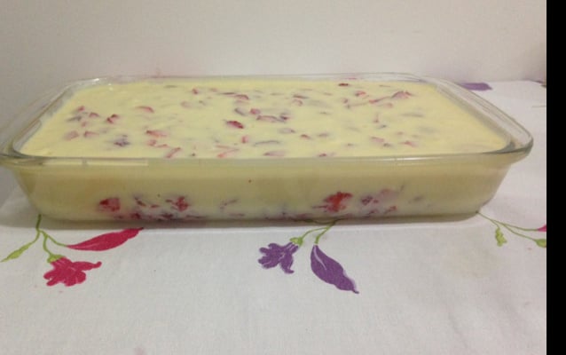 Torta de leite ninho e morango