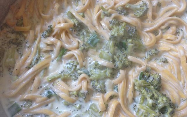 Macarrão ao molho branco de brócolis