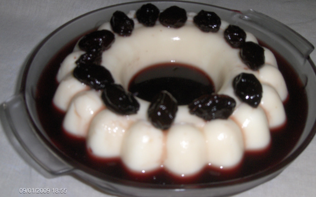 Manjar de coco com calda de vinho