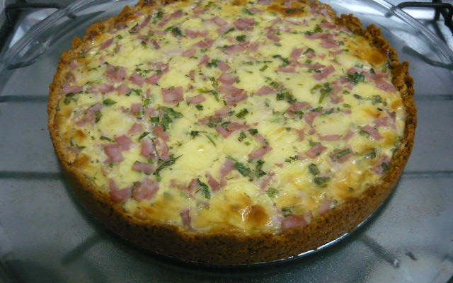 Quiche de queijo e presunto com massa de bolacha água e sal