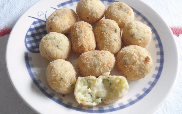 Bolinho de arroz com batata e recheio de queijo