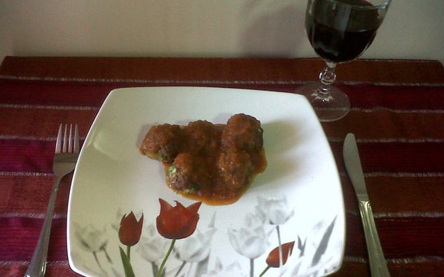 Almôndegas assadas com molho de tomate e vinho