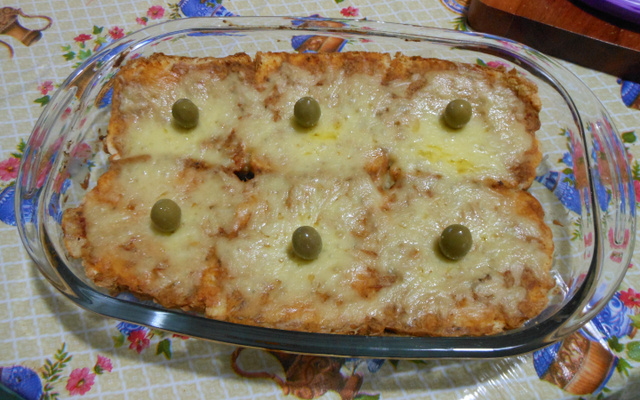 Torta de pão de forma no forno.