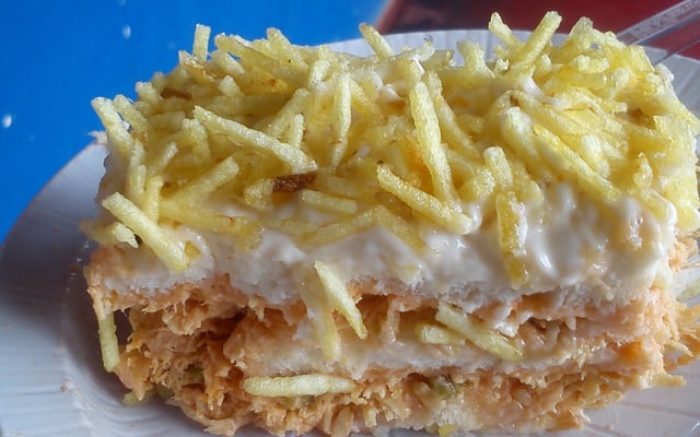 Torta gelada de frango com batata palha