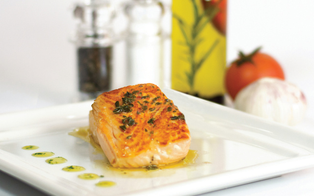 Salmão com molho de manteiga e alcaparras