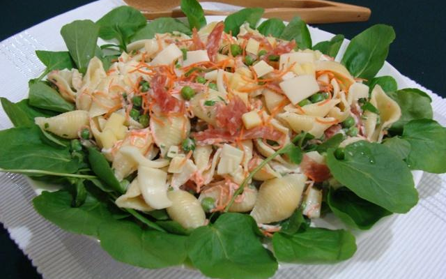 Salada de macarrão com rúcula ao vinagrete de laranja da Abima