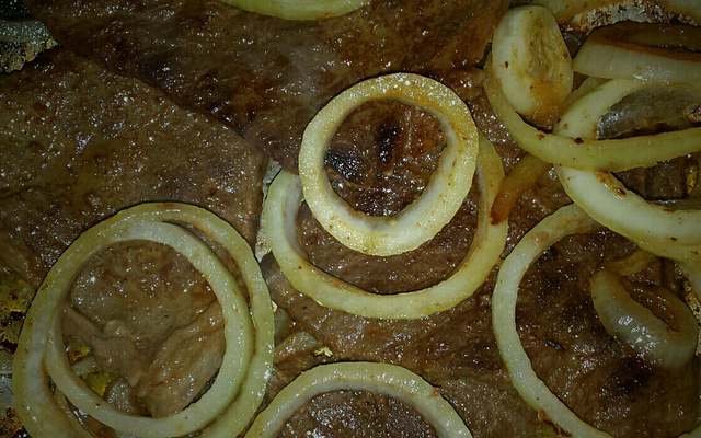 Bife acebolado