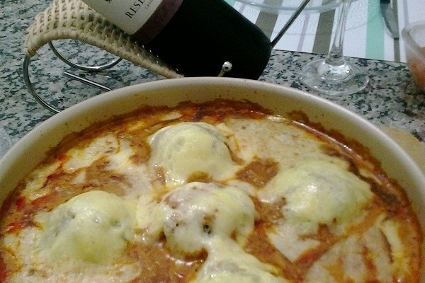 Almôndegas ao molho de vinho tinto