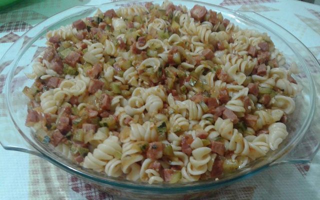 Fusilli com abobrinha e calabresa