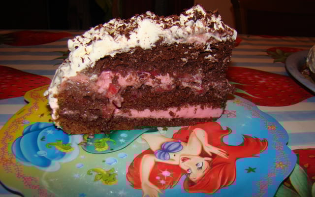 Bolo de chocolate com recheio de morango