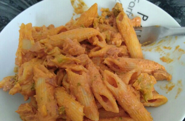 Macarrão delicioso com brócolis e frango