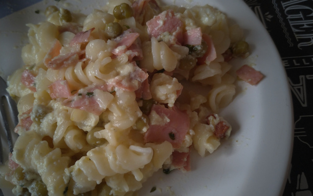 Macarrão com presunto e molho branco