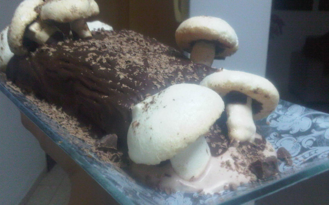 Tronco de chocolate com cogumelos de suspiro