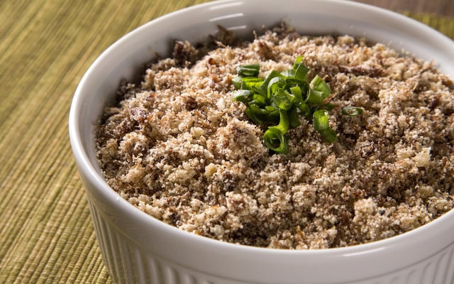 Farofa de miúdos de frango no ramekin branco