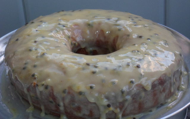 Bolo de iogurte com calda de maracujá