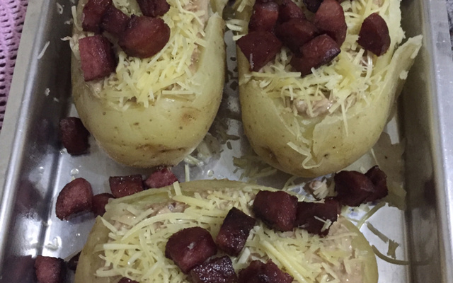 Batata recheada ao molho de queijo com frango
