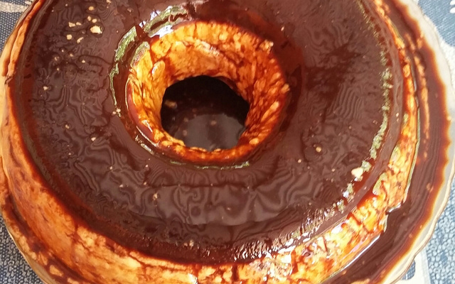 Sorvete de creme com cobertura de chocolate