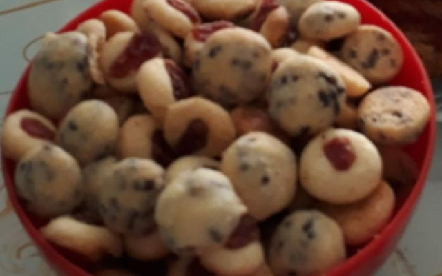 Biscoito amanteigado com goiabada (goiabinha)