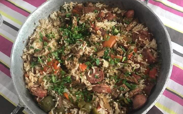Arroz carreteiro com sobras de churrasco da Bianca