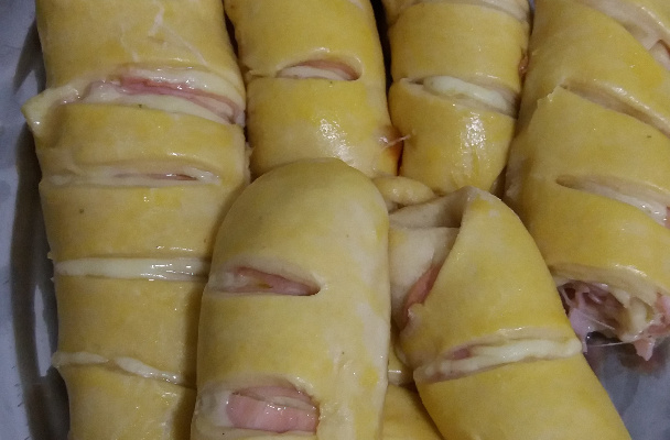 Pão recheado com presunto e queijo