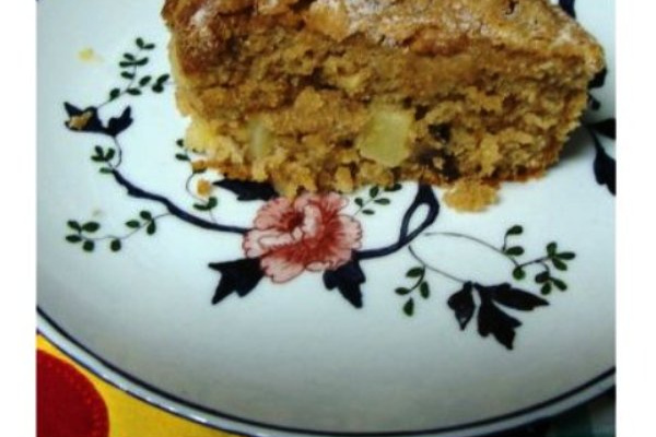 Bolo de maçã com passas, canela e castanha de caju