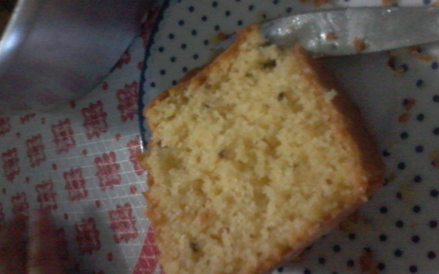 Bolo fofinho de fubá com coco e erva doce