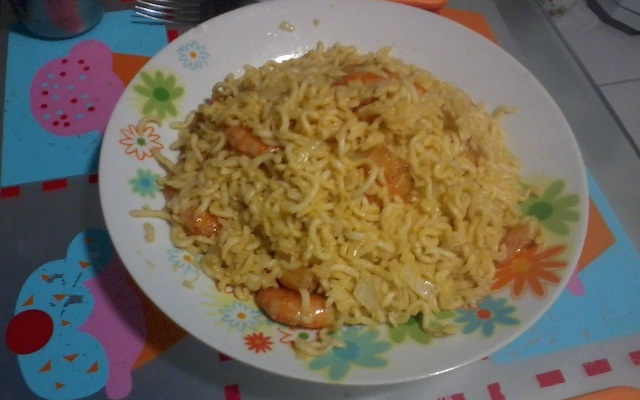 Miojo com camarão ao alho e óleo