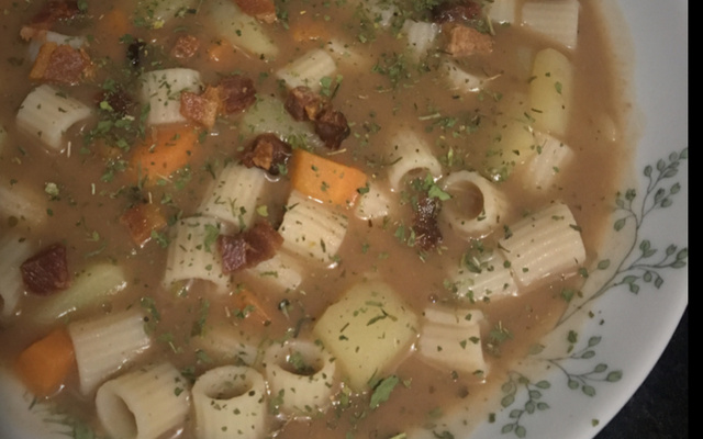 Sopa de feijão com macarrão