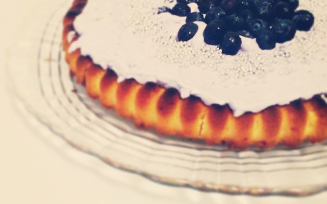 Bolo de baunilha com chantilly e blueberries