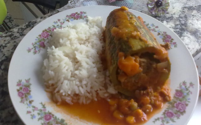 Abobrinha recheada com carne moída